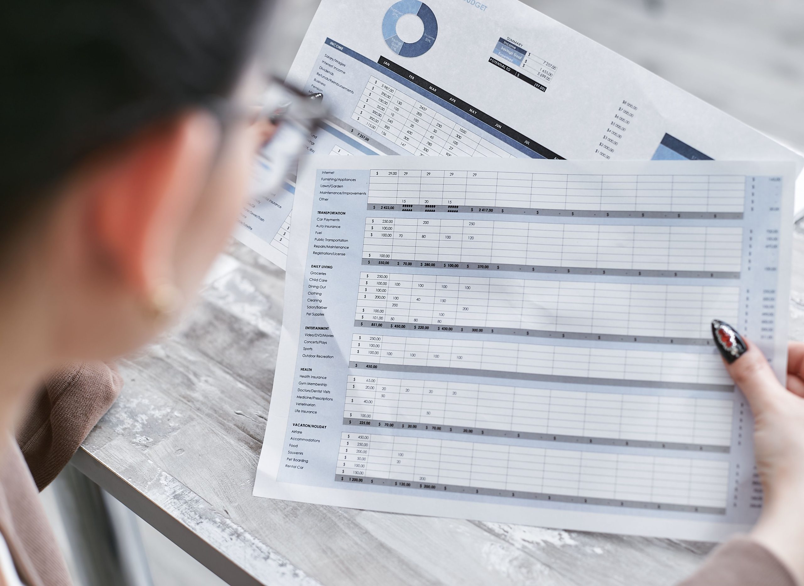 Femme analysant des tableaux financiers sur ordinateur