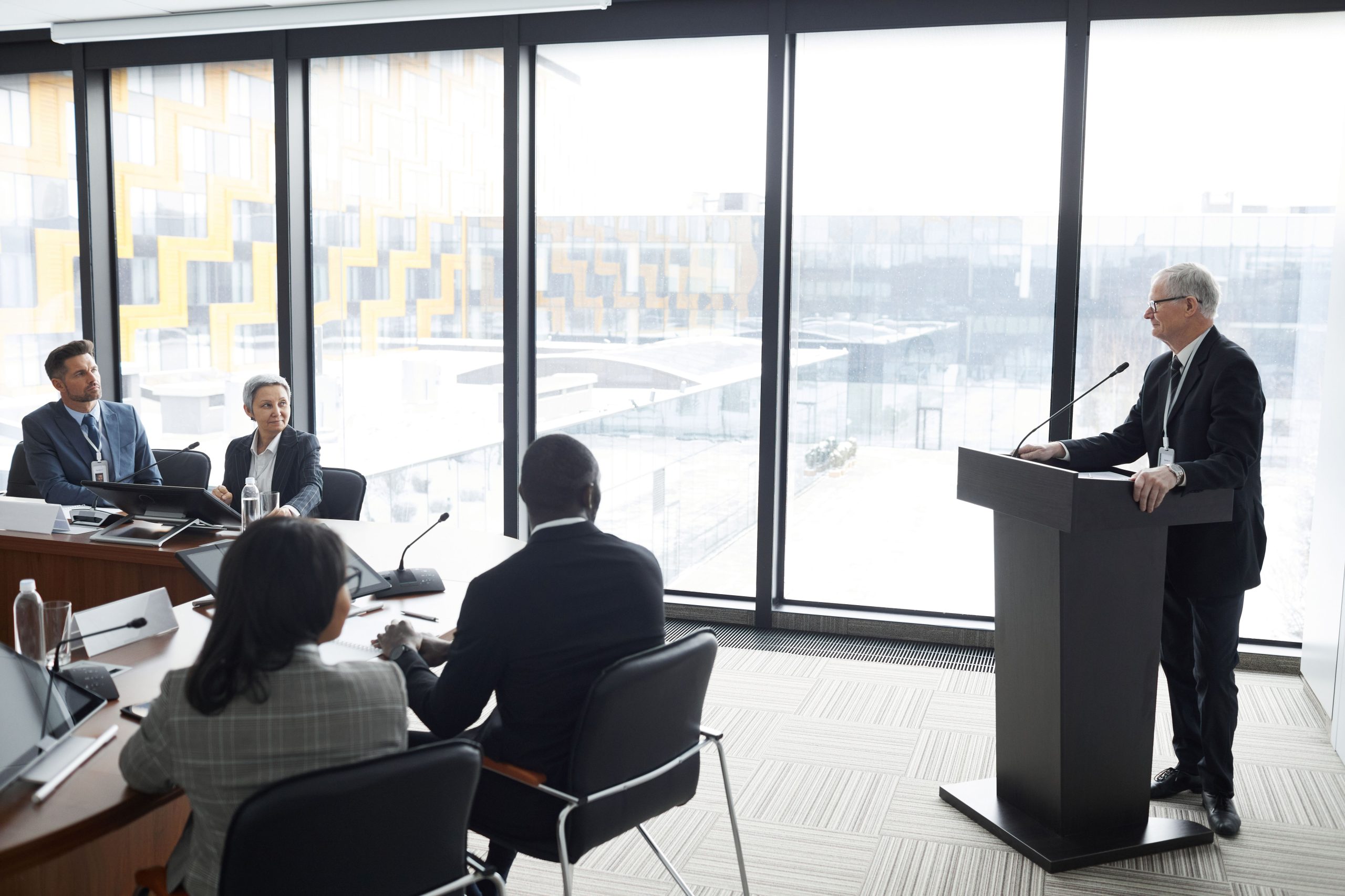Professionnels réunis lors d'une réunion d'affaires formelle