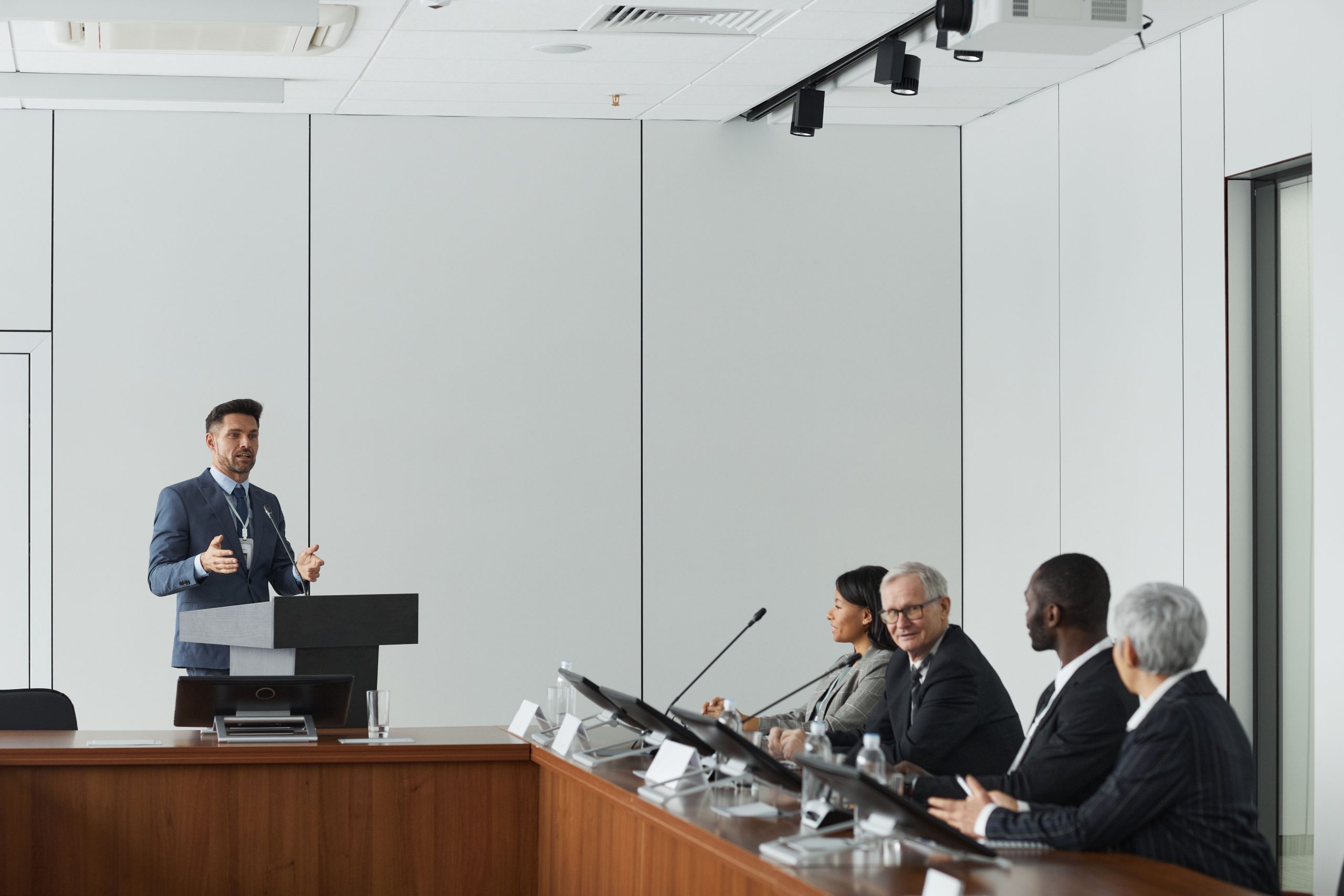 Intervenant s'adressant à un panel professionnel diversifié