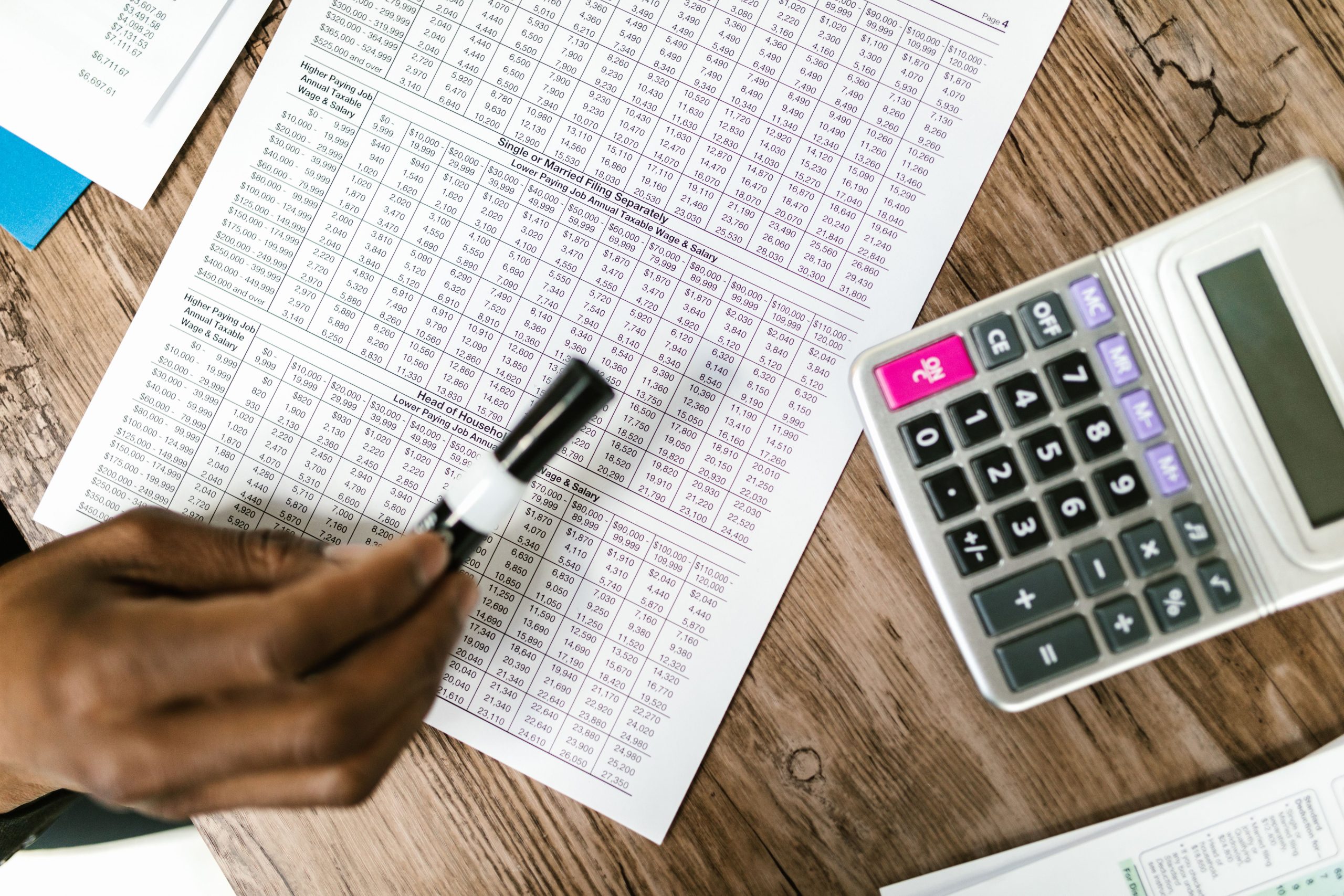 Documents fiscaux et calculatrice sur table en bois