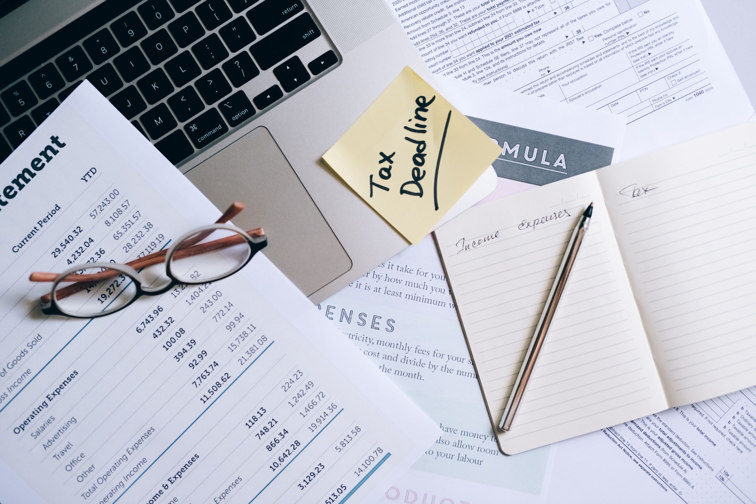 Bureau avec ordinateur et documents financiers