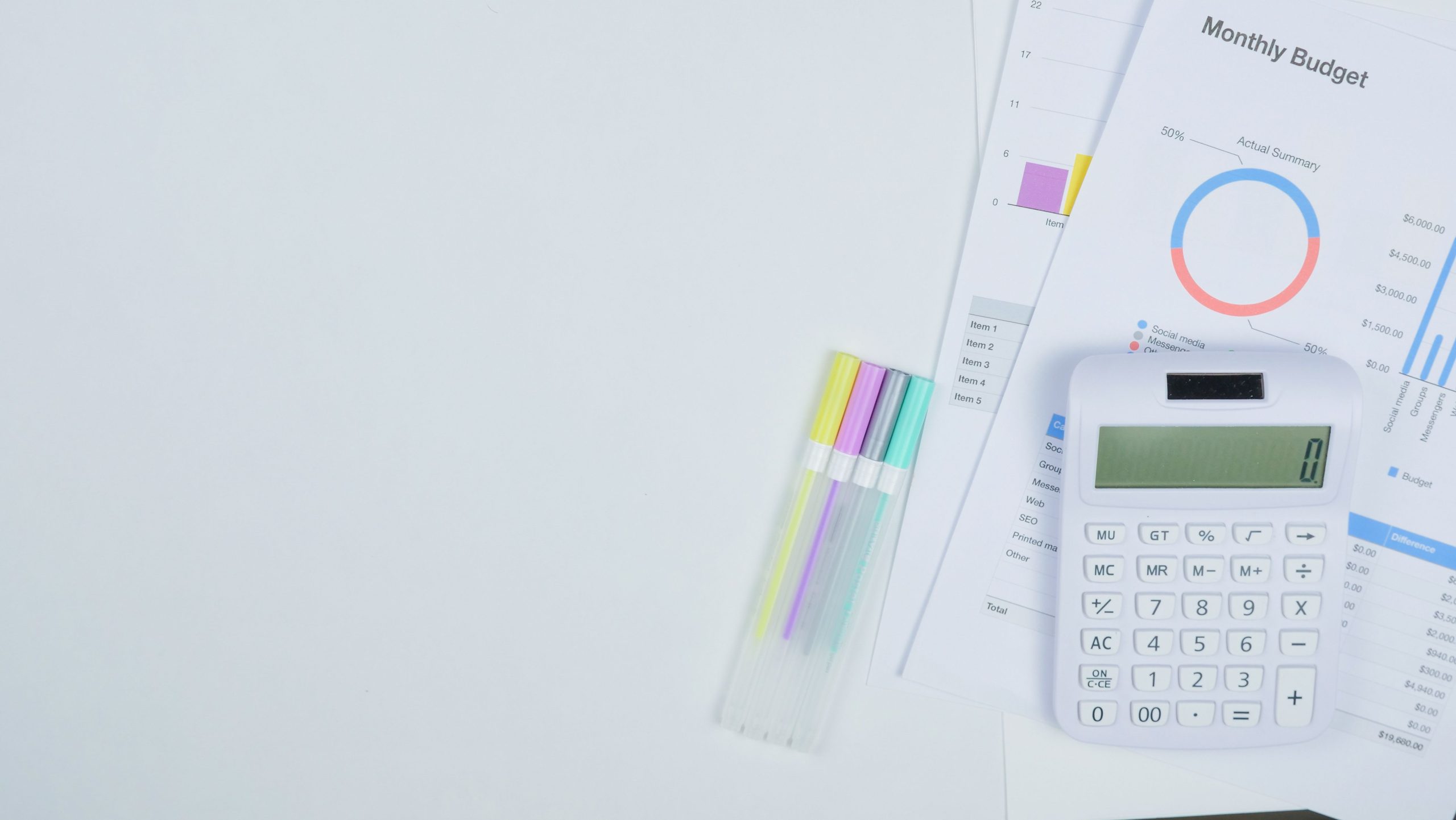 Bureau minimaliste avec calculatrice et documents de budget