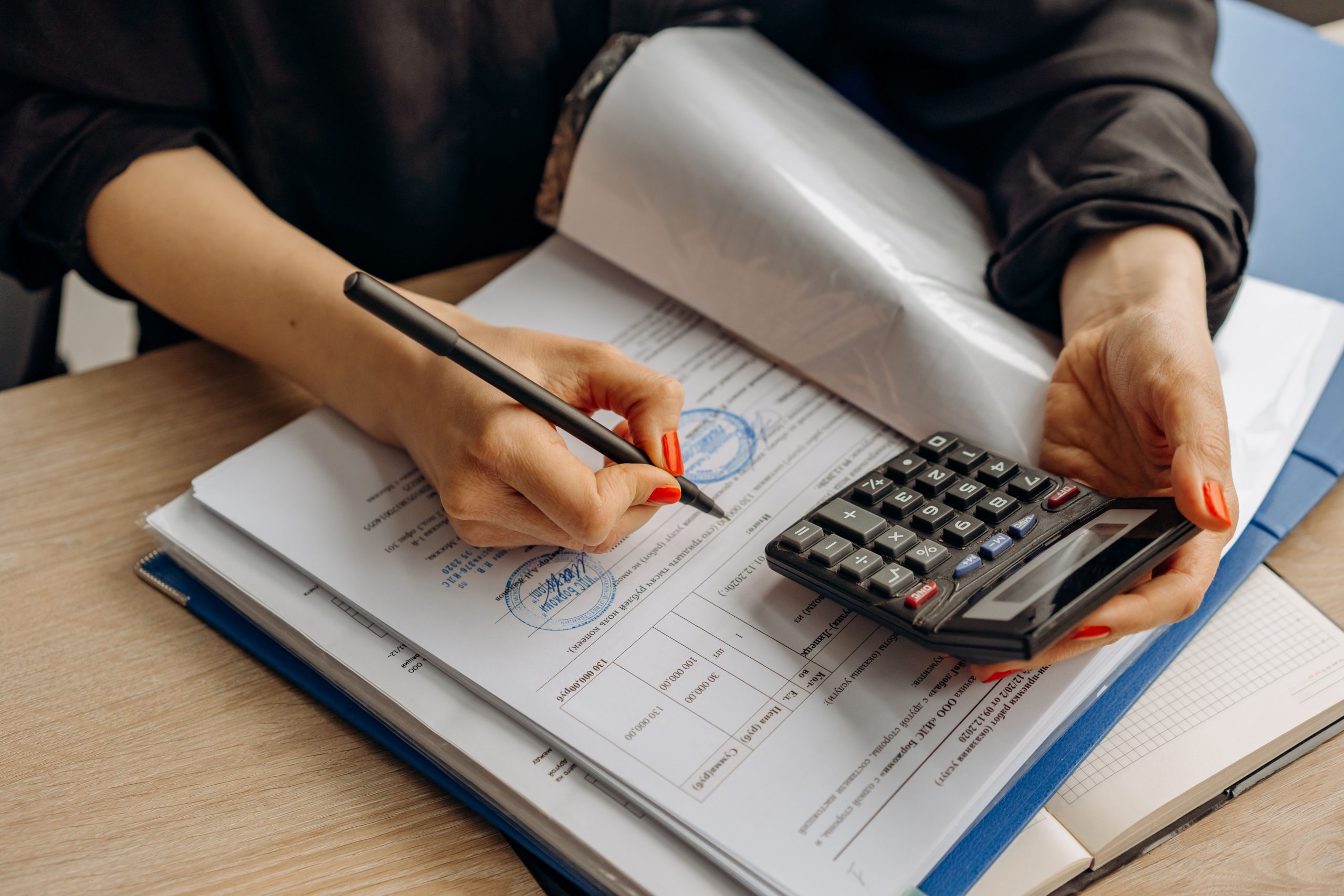 Comptable utilisant une calculatrice pour signer des documents