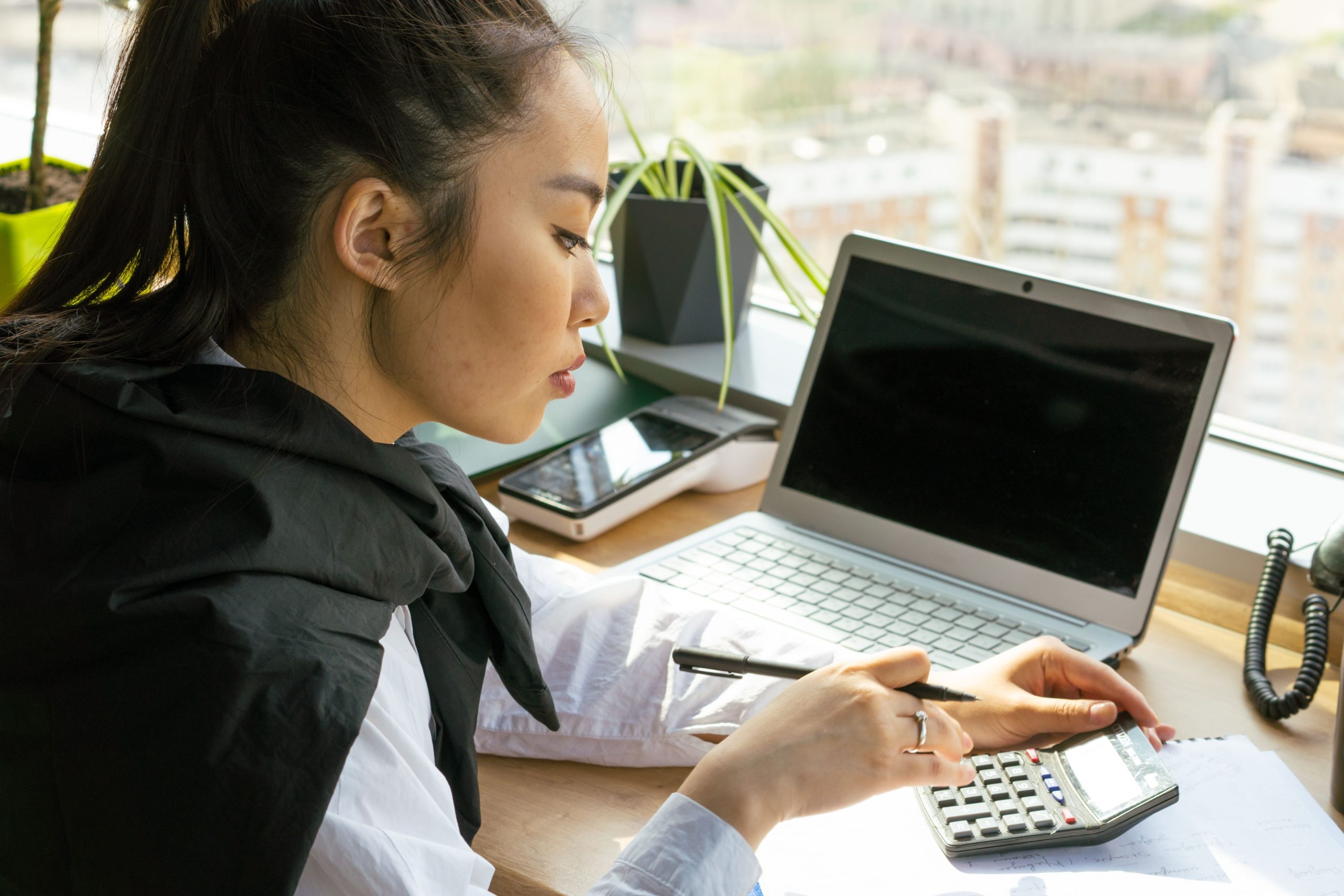 Femme travaillant sur ses finances avec un ordinateur portable