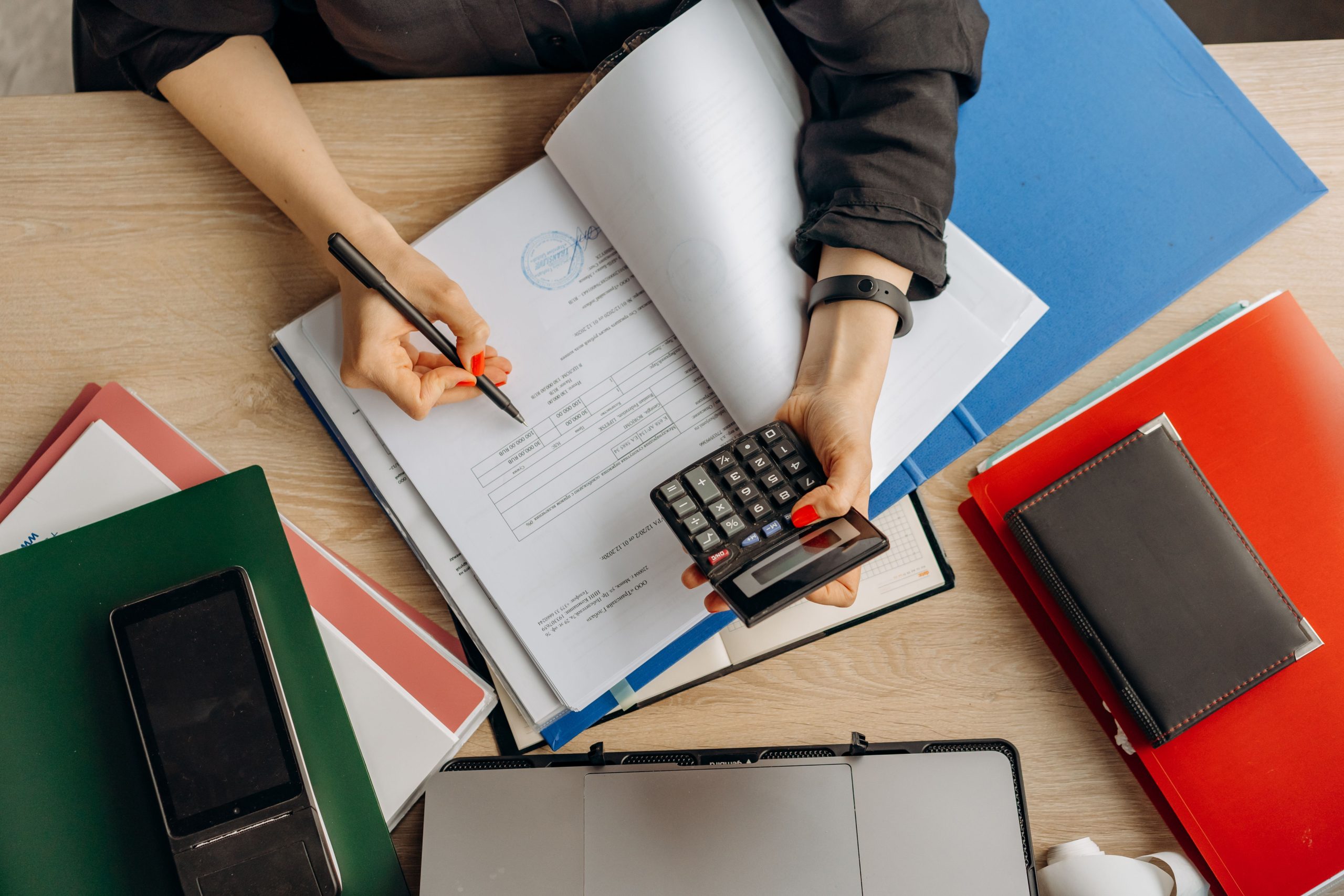 Comptable analysant des documents financiers avec une calculatrice