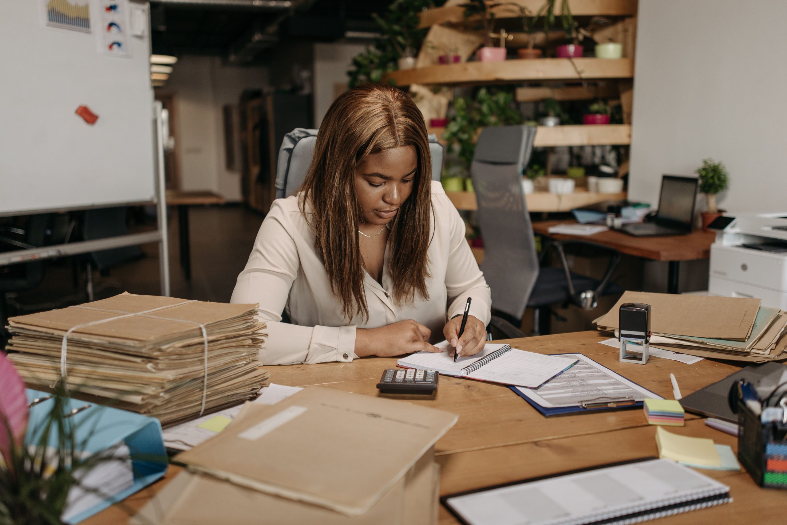 Femme d'affaires concentrée sur des documents